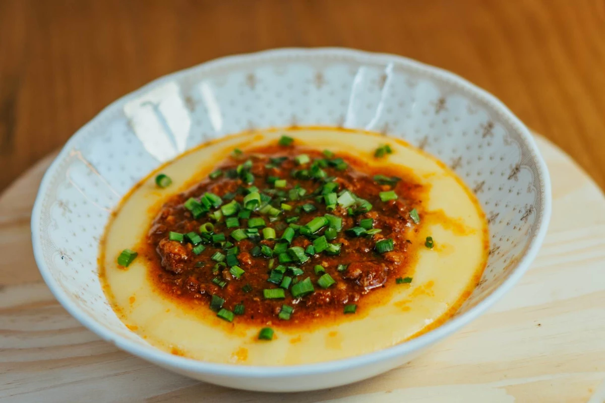 Polenta com ragu de linguiça da cantina Di Adélia Foto por Astris Filmes