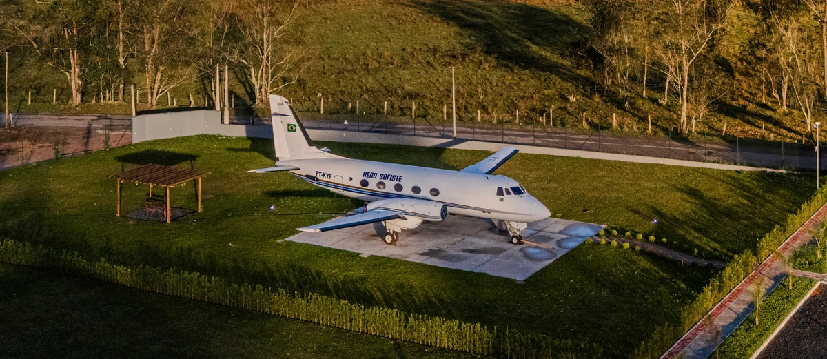 Pousada Aero Sofiste conta com suíte para casais dentro de avião