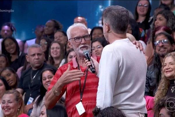 Seu Jorge se declara a Dona Déa no Domingão com Huck