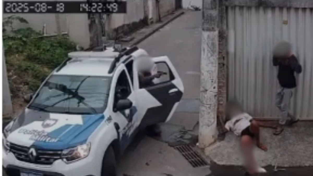 Uma câmera de segurança registrou a chegada da polícia e o momento em que um dos suspeitos foi encontrado caído no chão