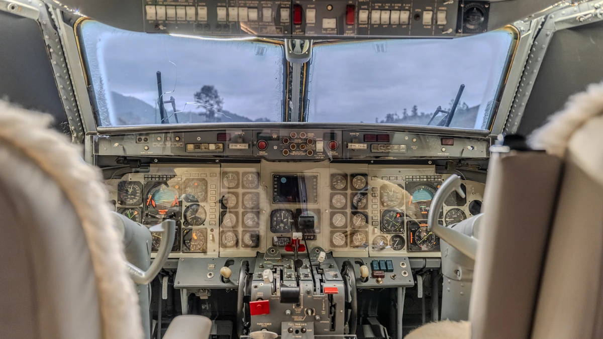 Visitantes podem aproveitar a estadia para conferir a cabine do avião, que é mantida intacta