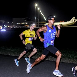 No dia da corrida, os participantes passam pelo raio-x, acessam a sala de embarque e seguem para a pista do pátio das aeronaves, em meio às operações de pouso e decolagem