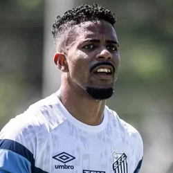 Hayner tem vínculo com o Santos e está emprestado ao CRB, mas no domingo (17), ele comemorou o gol do amigo David, atacante do Vasco, e postou nas redes sociais. Mas pegou mal...