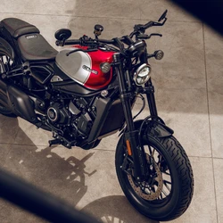 Com visual em estilo custom inspirado em motos clássicas dos Estados Unidos, o modelo deve custar entre R$ 37 mil e R$ 39 mil, conforme estimativa da própria fabricante