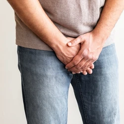 A doença costuma ter início a partir de pequenas lesões, abscessos, feridas ou procedimentos cirúrgicos e evolui de forma extremamente rápida, causando destruição dos tecidos