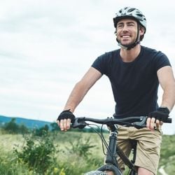 Cardiologista destaca os benefícios do ciclismo para a saúde cardiovascular e o bem-estar geral
