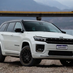 Para celebrar os dez anos de produção no território nacional, a Jeep destaca as mudanças promovidas no modelo que é líder de vendas da categoria de carros de 7 lugares
