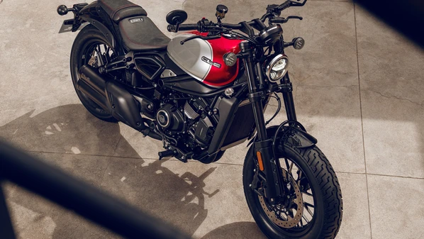 Com visual em estilo custom inspirado em motos clássicas dos Estados Unidos, o modelo deve custar entre R$ 37 mil e R$ 39 mil, conforme estimativa da própria fabricante