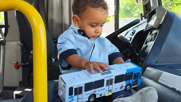 Os pais do menino são de Minas Gerais e moram no Espírito Santo há três anos, quando vieram para Vitória a trabalho — e hoje ganham a vida juntos, na mesma empresa de ônibus