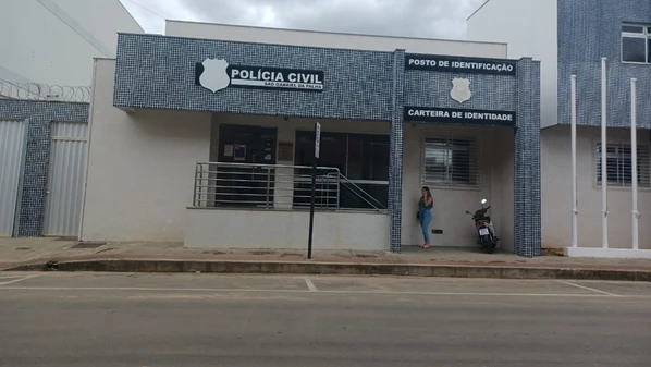 Segundo o boletim, a vítima estava na casa da namorada quando os suspeitos chegaram e dispararam; mesmo ferido, o homem baleado conseguiu correr e fugir