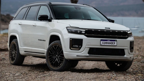 Para celebrar os dez anos de produção no território nacional, a Jeep destaca as mudanças promovidas no modelo que é líder de vendas da categoria de carros de 7 lugares