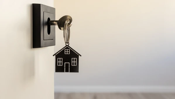 Quanto mais caro o crédito, menor a sua procura, as famílias repensam, adiam, recuam; os bancos apertam as exigências, os lançamentos imobiliários são postergados e o setor desacelera
