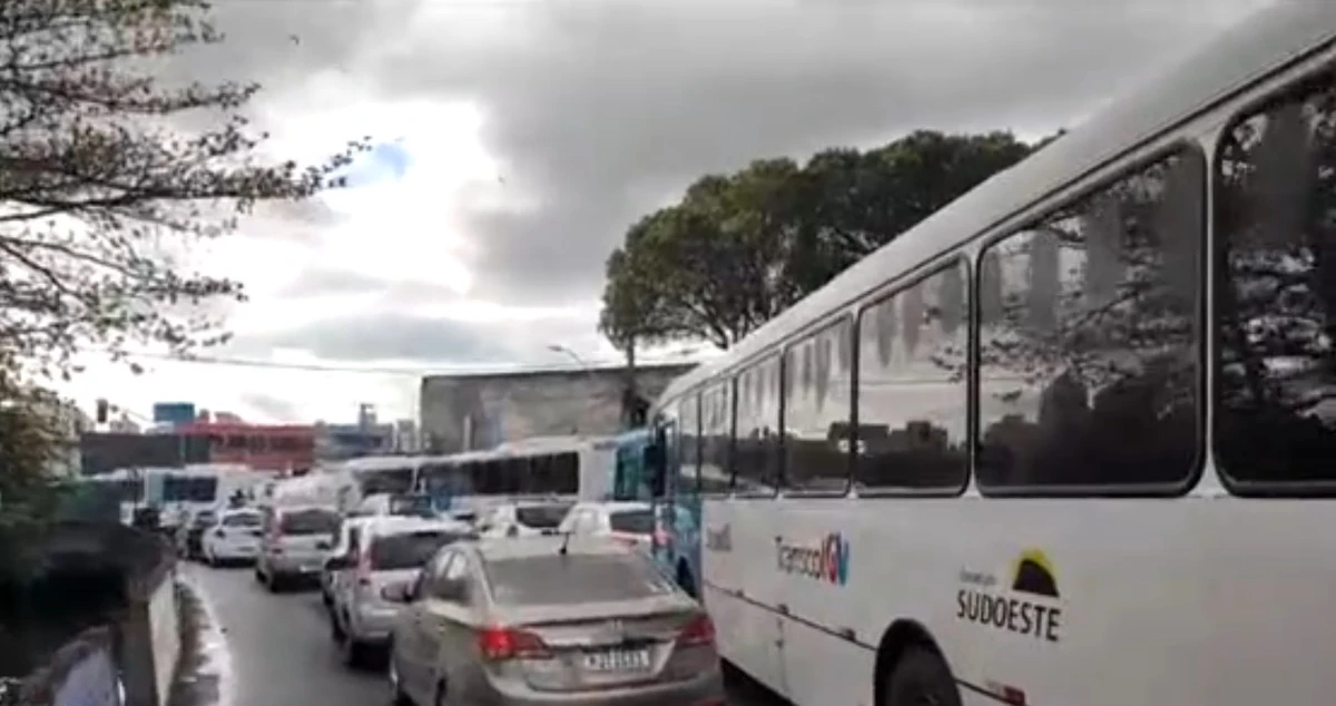 Trânsito na Avenida Gonçalves Ledo, em Vila Velha