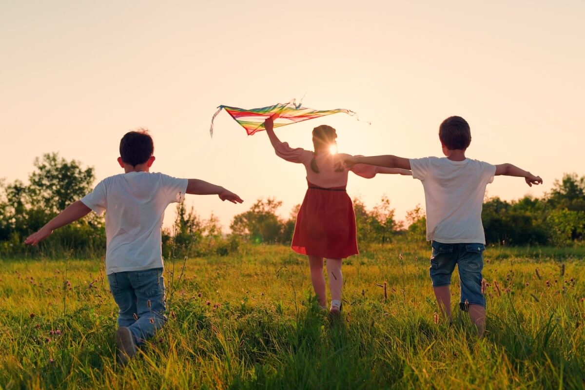 A adultização tem impacto direto no desenvolvimento das crianças (Imagem: Zoteva | Shutterstock) 