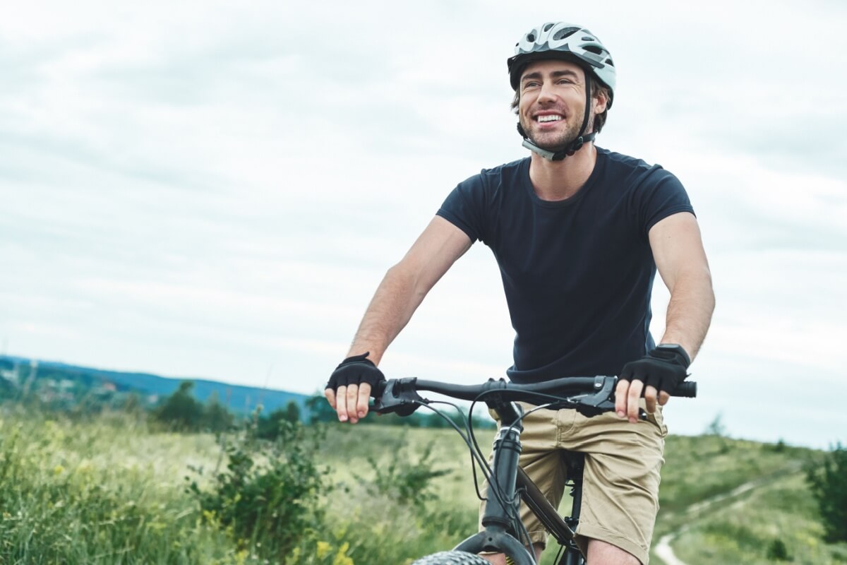 Andar de bicicleta melhora a saúde cardiovascular e ajuda a fortalecer os músculos (Imagem: Friends Stock | Shutterstock)