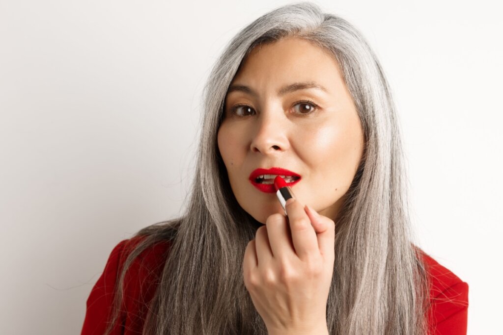 Aposte em versões cremosas dos produtos de maquiagem para manter o viço e garantir mais hidratação (Imagem: Mix and Match Studio | Shutterstock)