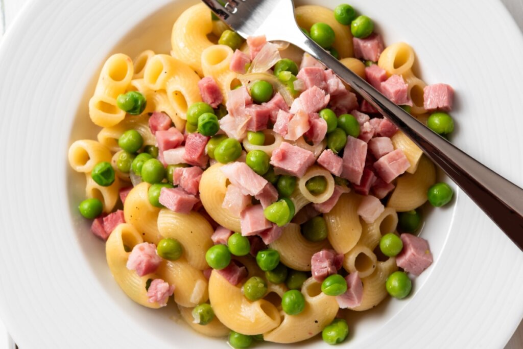 Macarrão com presunto e ervilha (Imagem: Alessio Orru | Shutterstock)
