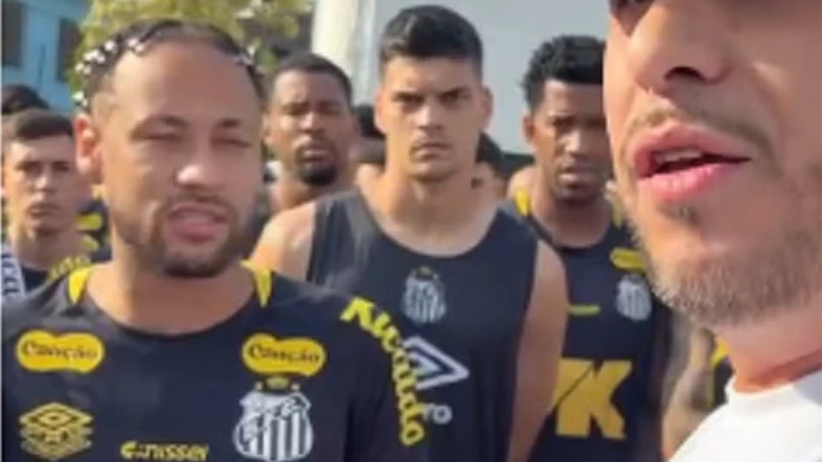 Torcedores do Santos cobram Neymar no CT Rei Pelé