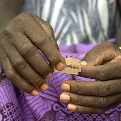 As mutilações genitais femininas são proibidas na Gâmbia desde 2015. A lei prevê multa e prisão, que pode ser perpétua em caso de morte