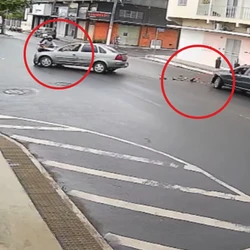 Vídeo mostra que um Siena bate na traseira de um Corsa, e, com o impacto, o veículo é projetado para frente e atinge uma moto que seguia no sentido contrário