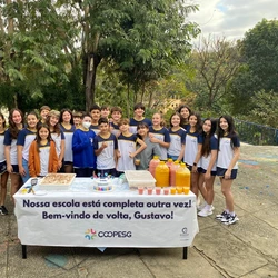 Gustavo Colombi Brunow voltou às aulas e foi recebido nesta semana de forma calorosa com uma comemoração organizada pela comunidade escolar
