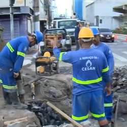 Rompimento de adutora deixou região perto da Gruta da Onça sem água; faixa da Henrique Novaes segue bloqueada até que os trabalhos sejam finalizados
