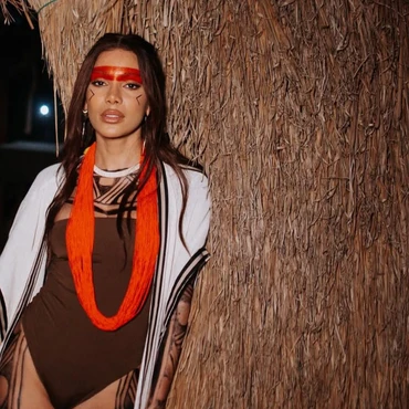 Imagem - Anitta é criticada por ativista indígena após participar de ritual no Xingu