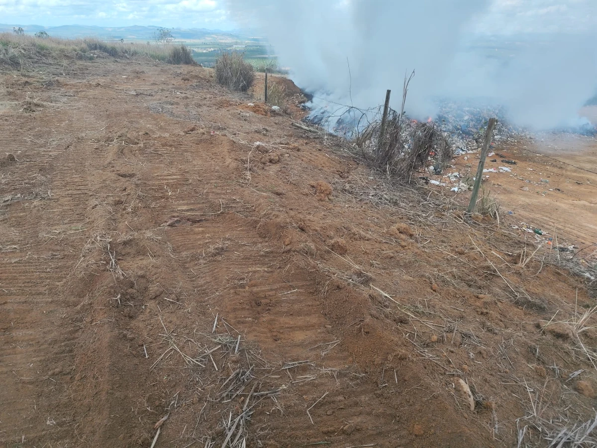 Defesa Civil de Vila Valério montou um cerco sem vegetação em volta de lixão que incendiou para evitar que as chamas se espalhem