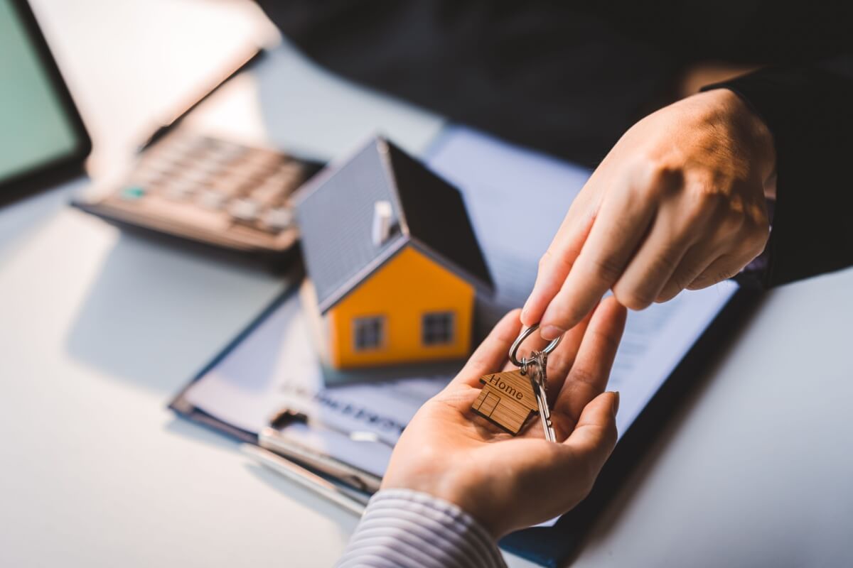 Analisar cada detalhe com atenção evita surpresas desagradáveis após à compra (Imagem: Daenin | Shutterstock)