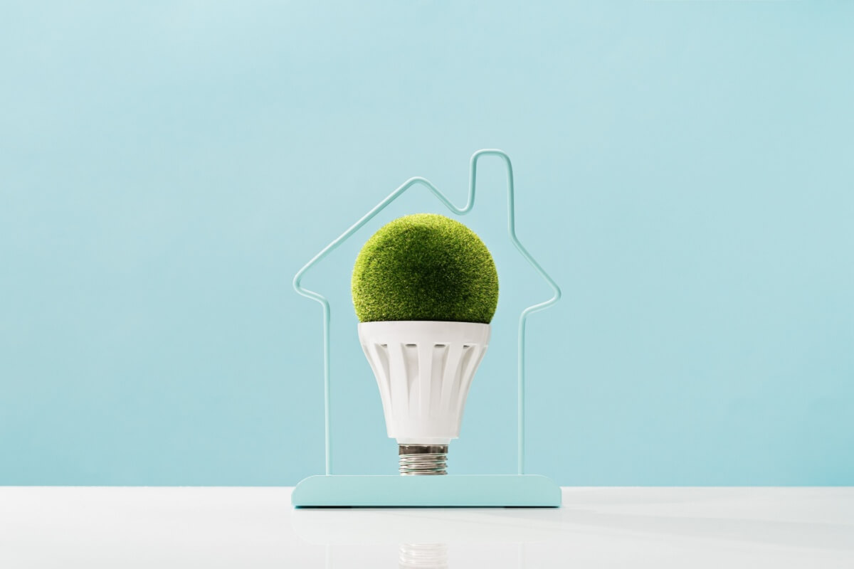 Pequenos ajustes na rotina mostram que economia e sustentabilidade podem caminhar juntas (Imagem: taniascamera | Shutterstock)