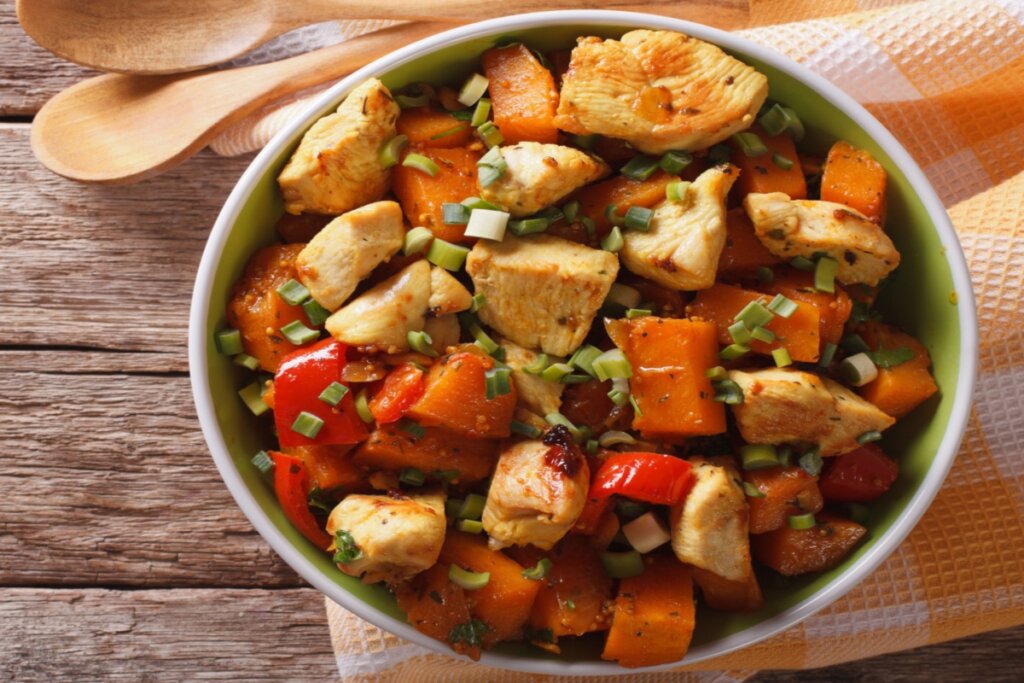 Refogado de frango com batata-doce e pimentão (Imagem: Sergii Koval | Shutterstock)