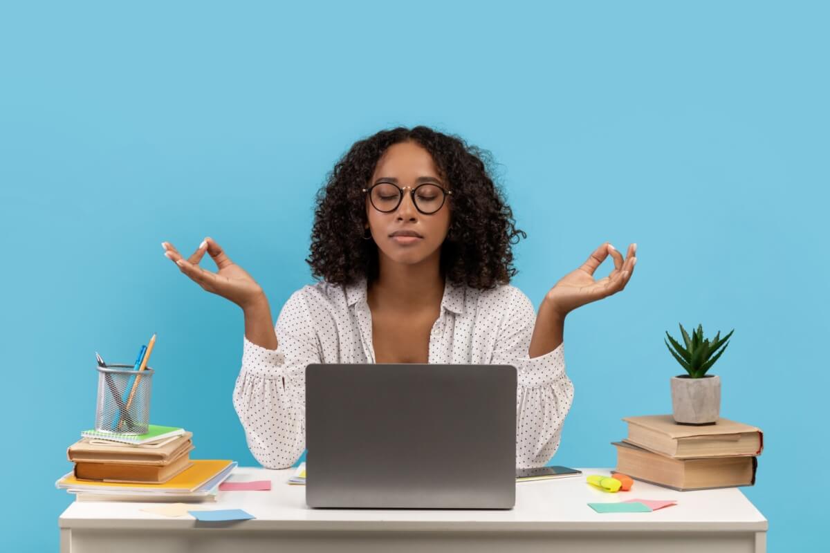 Técnicas simples controlam a ansiedade e aumentam as chances de sucesso no Enem (Imagem: Prostock-studio | Shutterstock)