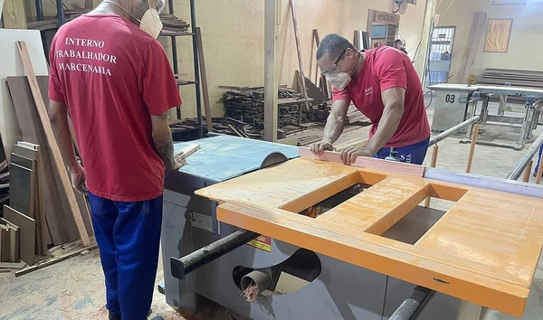 Internos produzem na Marcenaria Jequitibá peças sustentáveis