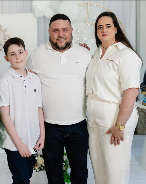 Lucas Brunow e Renata Colombini, junto com o filho Gustavo por Acervo pessoal