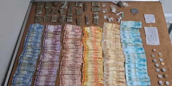 Mais de R$ 10 mil e drogas apreendidos 