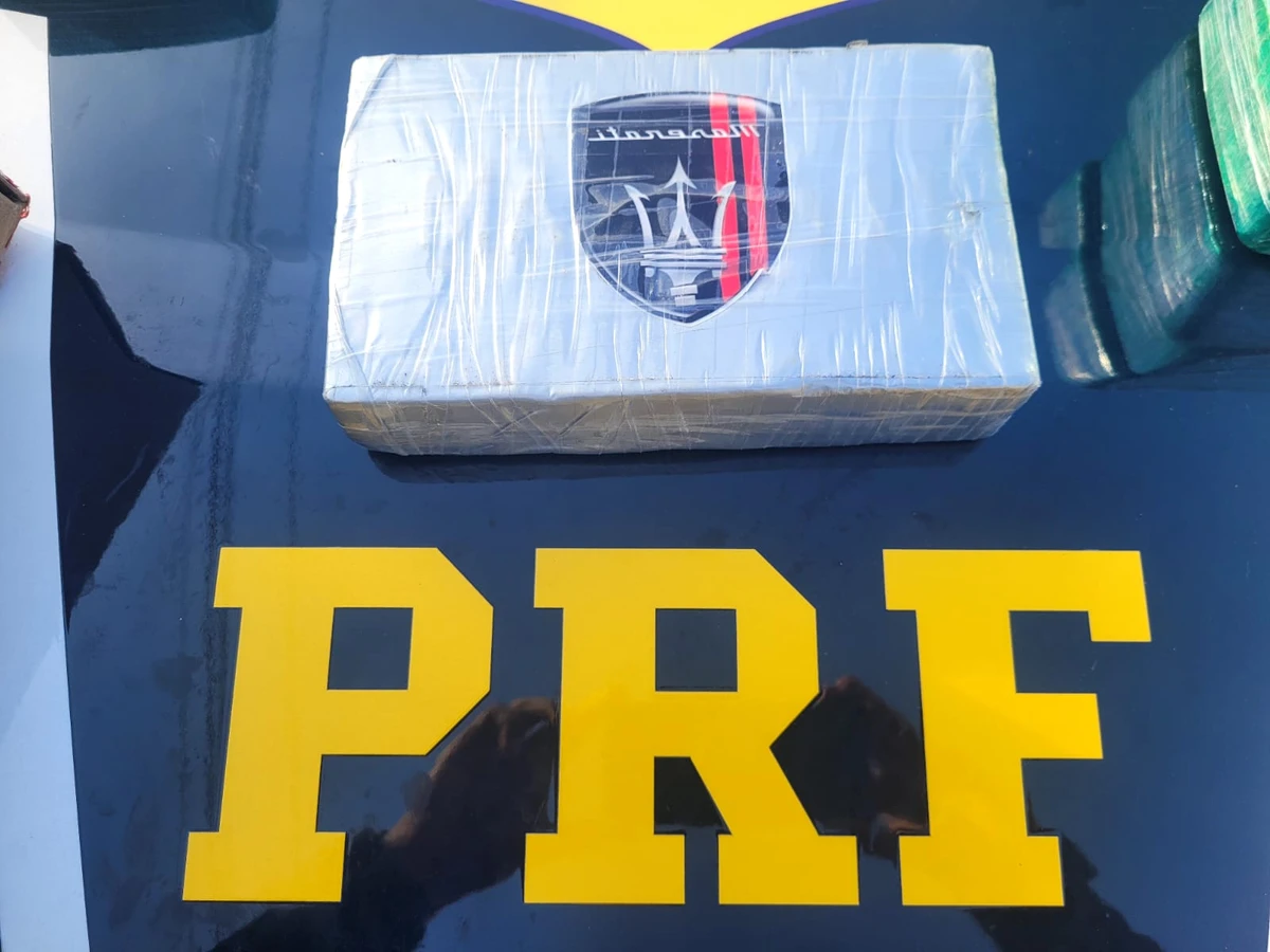 Motorista de 43 anos é preso após PRF encontrar mais de 10 quilos de cocaína no carro dirigido por ele 