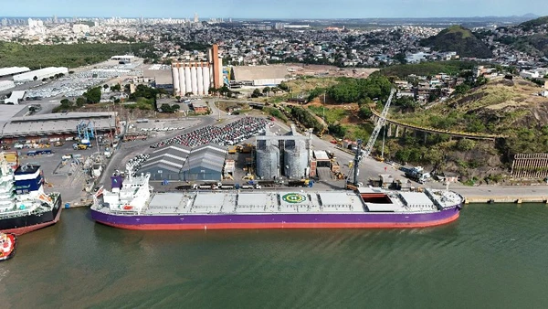 Navio atracado no Porto de Vitória