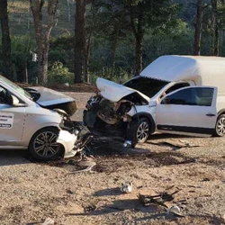 Colisão frontal ocorreu por volta das 6h desta quinta-feira (21); feridos foram socorridos pelo Samu/192 e levados ao pronto-socorro e hospital