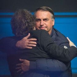 Mensagens encontradas pela Polícia Federal sustentam hipótese, que ganhou destaque na cobertura internacional do indiciamento do ex-presidente.