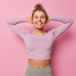 O exercício fortalece a musculatura abdominal, contribui para a diminuição de dores nas costas e auxilia na redução da cintura