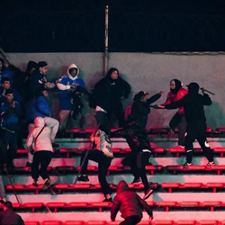 O jogo entre Independiente e Universidad de Chile terminou em uma briga generalizada entre torcedores nas arquibancadas do Estádio Libertadores de América