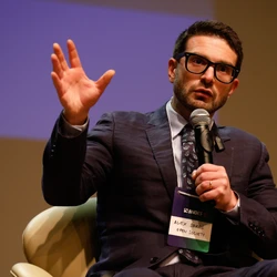 Filho do bilionário e filantropo George Soros, ele diz que Trump enxerga a imposição de tarifas como instrumento de poder, mas já estaria voltando atrás porque Bolsonaro está inelegível e porque pesquisas mostram desvantagens de suas medidas