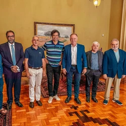 Ex-jogador da Seleção Brasileira compartilhou experiências de liderança e destacou o papel do esporte como inspiração e motor de transformação social durante evento no Palácio Anchieta
