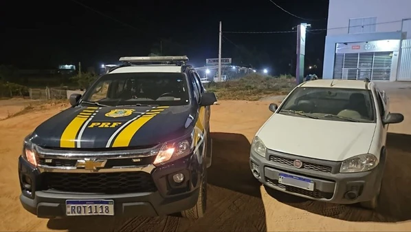 Polícia Rodoviária Federal (PRF) afirmou que a Fiat Strada, recuperada na noite de quarta-feira (20), estava com as placas clonadas; motorista foi levado para delegacia
