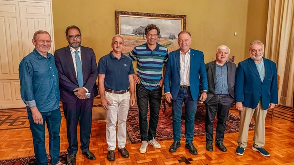 Ex-jogador da Seleção Brasileira compartilhou experiências de liderança e destacou o papel do esporte como inspiração e motor de transformação social durante evento no Palácio Anchieta