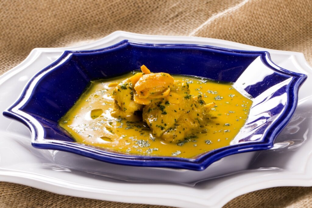 Frango ao molho de pequi (Imagem: Paulo Vilela | Shutterstock)