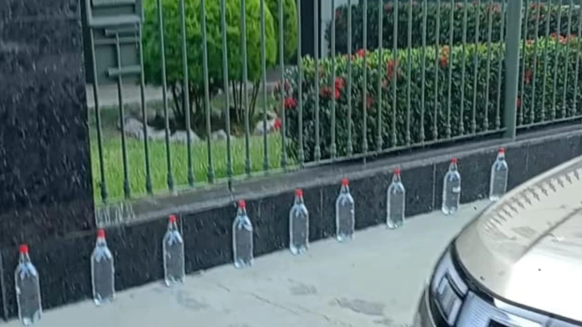 Garrafas de água na frente de prédio em Jardim Camburi, Vitória