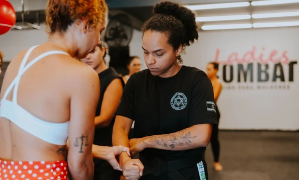 A atividade tem como objetivo promover o empoderamento feminino, fortalecendo a autoconfiança e a segurança das participantes.