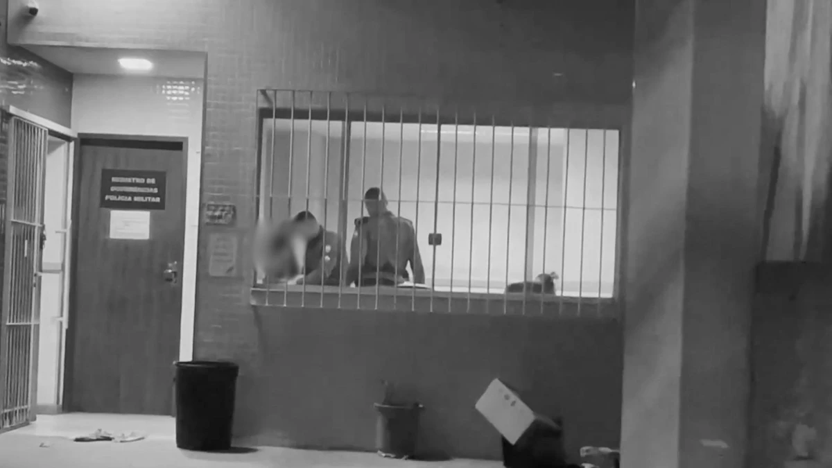 Momento em que mãe de suspeito faz desabafo na Delegacia de Cariacica