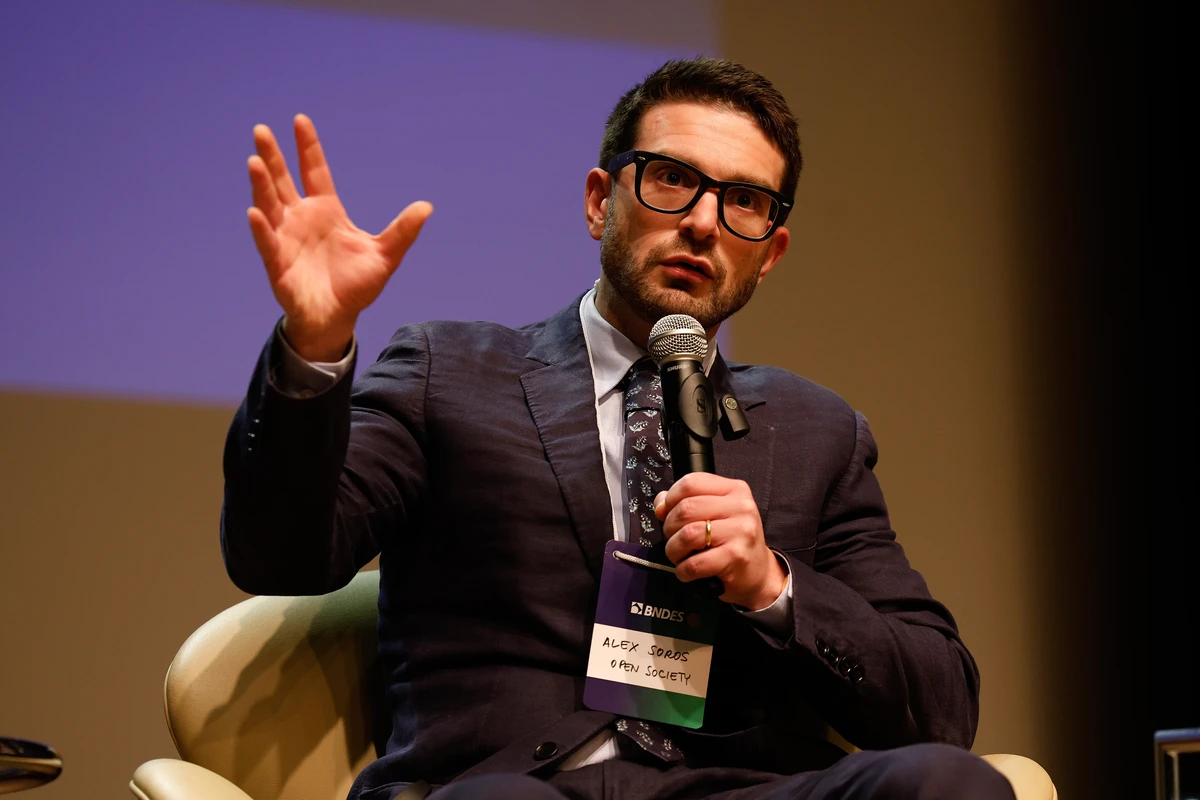 O presidente do Conselho da Open Society, Alex Soros, fala durante abertura do seminário Globalização, Desenvolvimento e Democracia, na sede do BNDES, no Rio